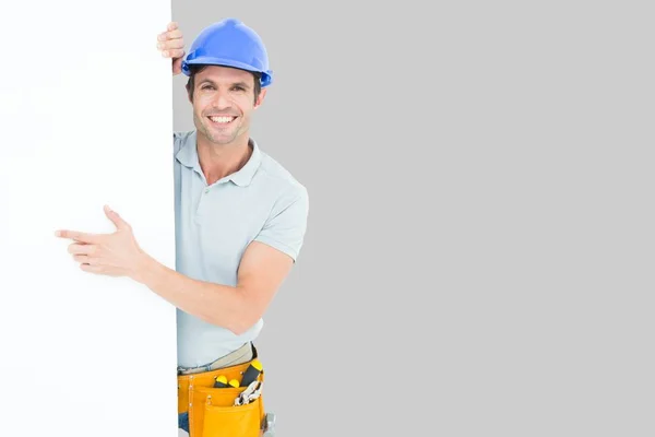 Trabajador señalando la pancarta — Foto de Stock