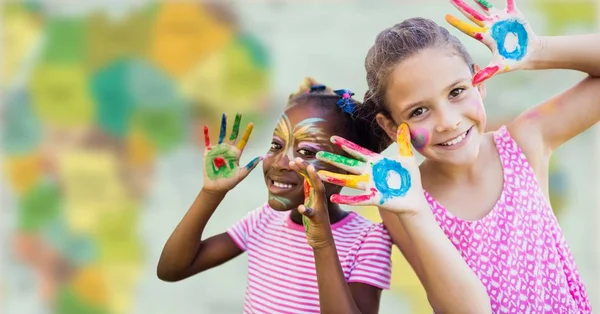 Meisjes met gezicht en hand verf — Stockfoto