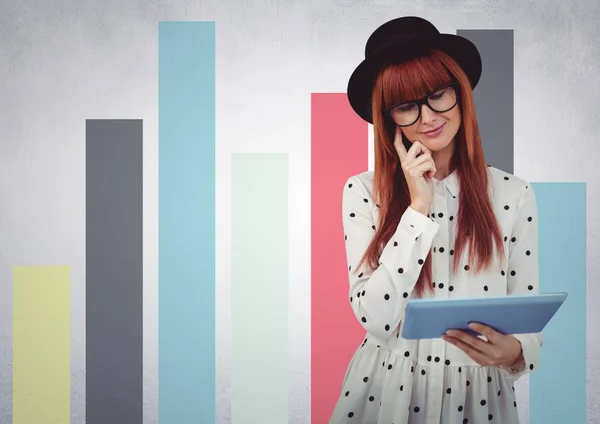 Женщина в шляпе с табличкой против красочных графиков на белой стене — стоковое фото