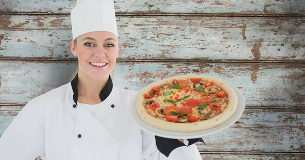 Chef feminino sorridente com pizza — Fotografia de Stock
