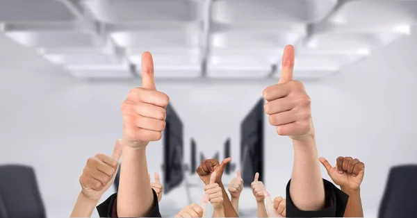 Mãos de negócios mostrando polegares para cima — Fotografia de Stock