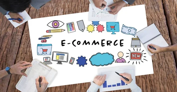 E-handel text omgiven av grafik och business människors händer — Stockfoto