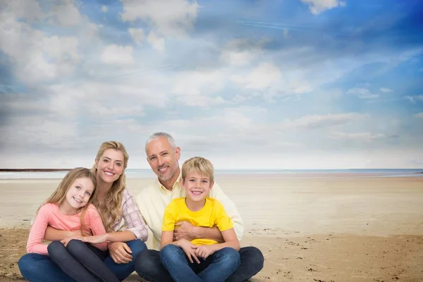 Gelukkig gezin op strand tegen hemel — Stockfoto