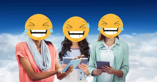 Bayan arkadaş yüzleri emoji ile kaplı — Stok fotoğraf