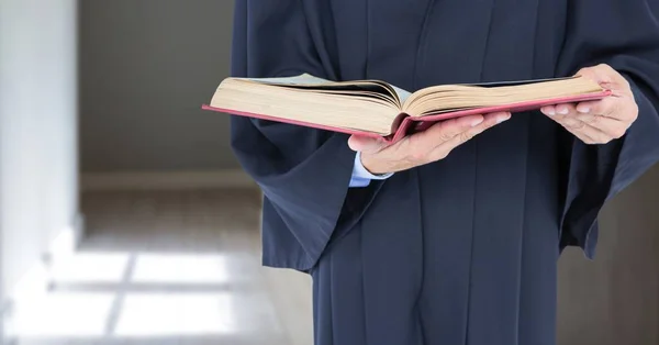 Juiz segurando livro em frente ao corredor — Fotografia de Stock