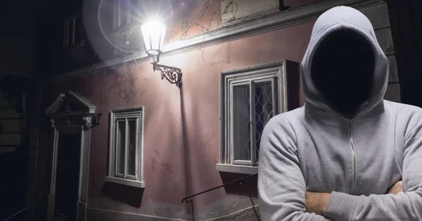 Anônimo Criminoso no capuz na rua escura — Fotografia de Stock