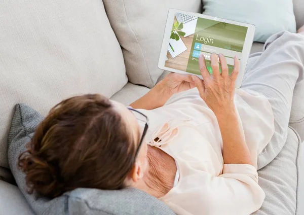 Kadın tablet ile kanepede — Stok fotoğraf