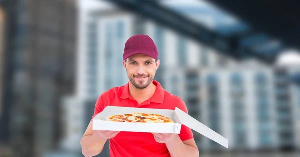 Liefermann hält Pizzaschachtel — Stockfoto