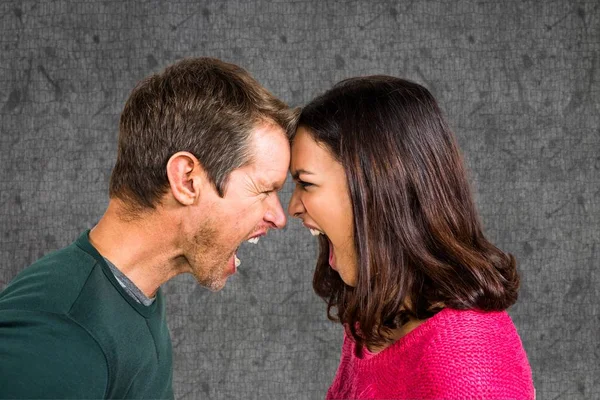 Pareja gritando mientras pelean — Foto de Stock