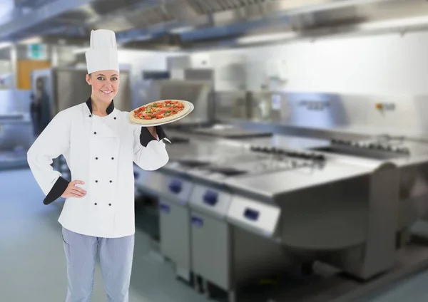 Chef con pizza en la cocina de los restaurantes —  Fotos de Stock