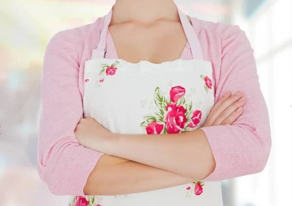 Mulher com flores avental, mão dobrada. cozinha — Fotografia de Stock