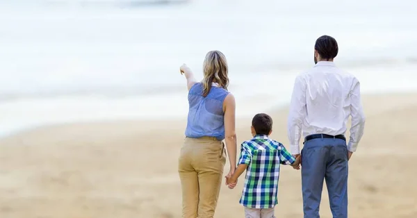 Ouders met kinderen op strand — Stockfoto