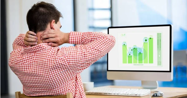 Gestresster Geschäftsmann schaut auf Grafik am Computer — Stockfoto