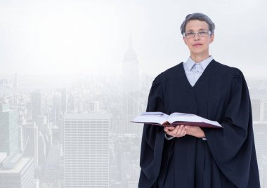 Önünde parlak şehir Holding kitap yargıç