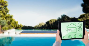 Akıllı ev kullanan kişi 