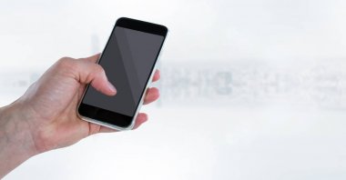 El ile telefon bulanık beyaz skyline karşı