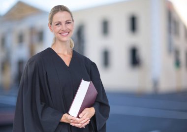 Binanın önünde tutarak kitap yargıç