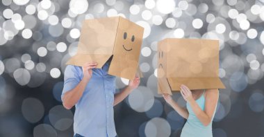 Emojis karton kutular üzerinde bokeh arka plan üzerinde çift