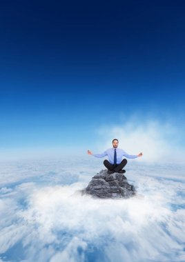 Bulutlar dağ tepe üzerinde meditasyon işadamı