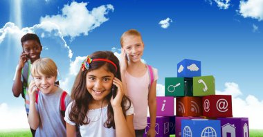 akıllı telefonlar ile apps simgeleri kullanarak çocuklar