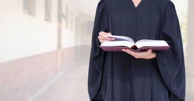 Parlak binanın önünde tutarak kitap yargıç