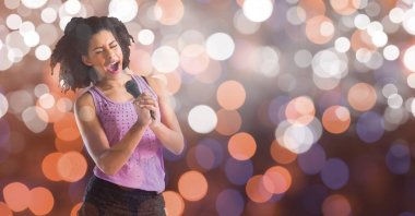 Kadın müzik sanatçı bokeh üzerinde şarkı