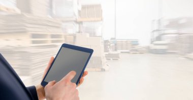 Dijital tablet kullanan işadamı 