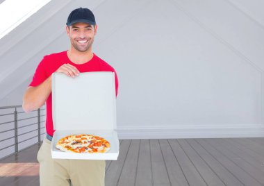 Pizza gösterilen teslimatçı 