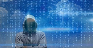 hacker üzerinde ikili kodları ve bulutlu gökyüzü