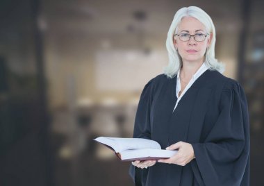 Ofis önünde tutarak kitap yargıç