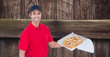 Pizza kutusuna tutan teslimatçı