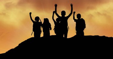 Tepede gökyüzü günbatımı sırasında geçirilen silah siluet çocuklar