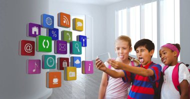 selfie uygulama simgeleri ile alan öğrenciler