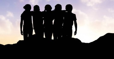 Birbirlerini etrafında silah gökyüzü karşı ayakta siluet çocuklar