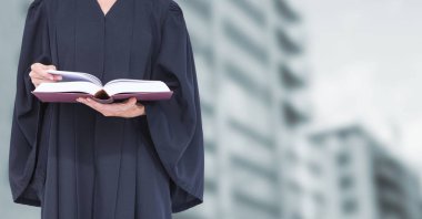 Binaların önünde tutarak kitap yargıç