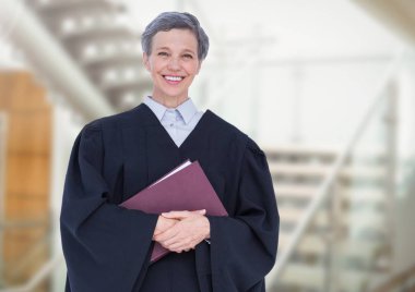 Merdiven önünde tutarak kitap yargıç