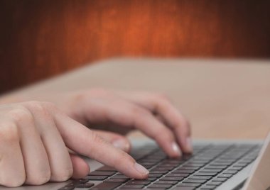 Kahverengi zemin ile laptop yazarak el