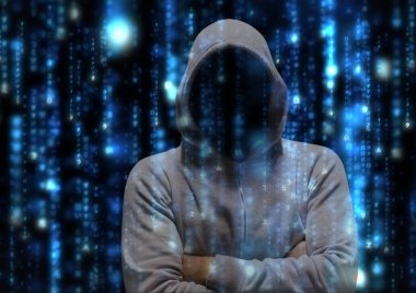 Gri jumper hacker katlanmış elleriyle