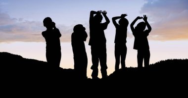 Siluet çocuklar tepede gökyüzü karşı