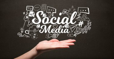 El altında sosyal medya grafik dijital bileşik görüntü