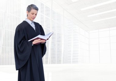 Parlak pencerenin önünde tutarak kitap yargıç