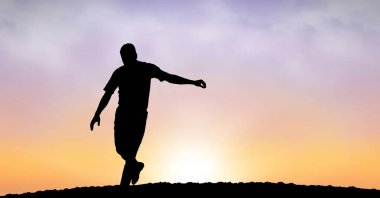 Günbatımı sırasında oynamaya siluet sporcu
