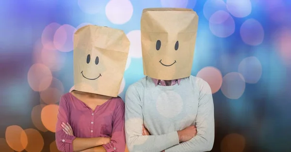 Casal usando sacos de papel na cabeça com sorrisos desenhados nele — Fotografia de Stock