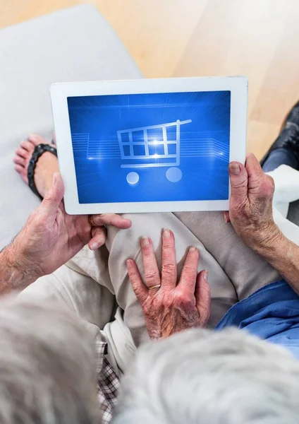 Personas que usan Tablet con icono de carrito de compras — Foto de Stock