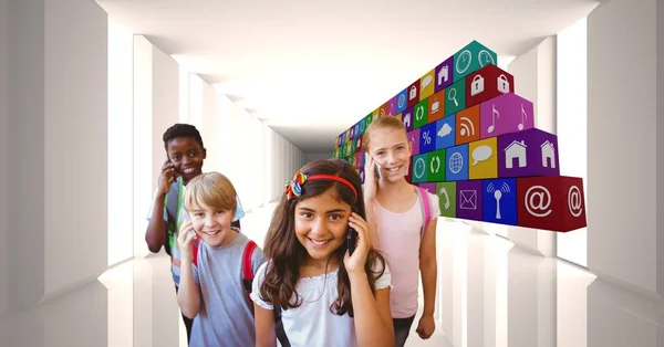 Skolbarn med smarta telefoner genom ikoner — Stockfoto