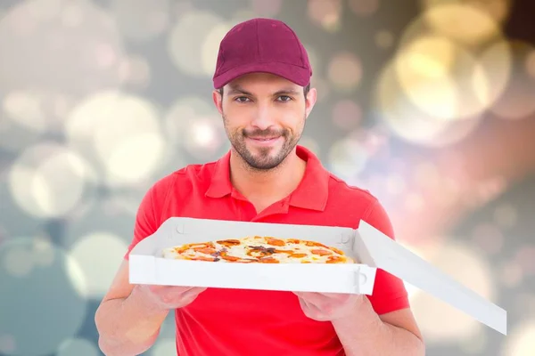 Hombre sonriente con pizza — Foto de Stock