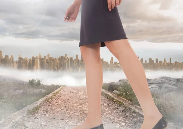 Женские ноги Прогулка по тропинке рядом с городом — стоковое фото