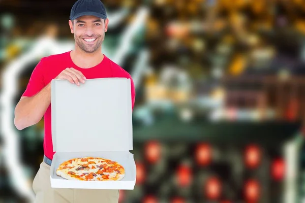 Glimlachende man met pizza — Stockfoto