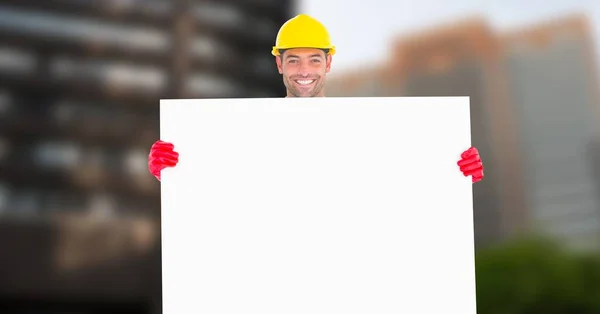 Sonriente arquitecto masculino sosteniendo tarjeta en blanco — Foto de Stock