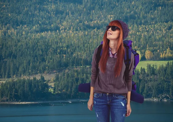 Viaje de montaña, mujer en el lago — Foto de Stock